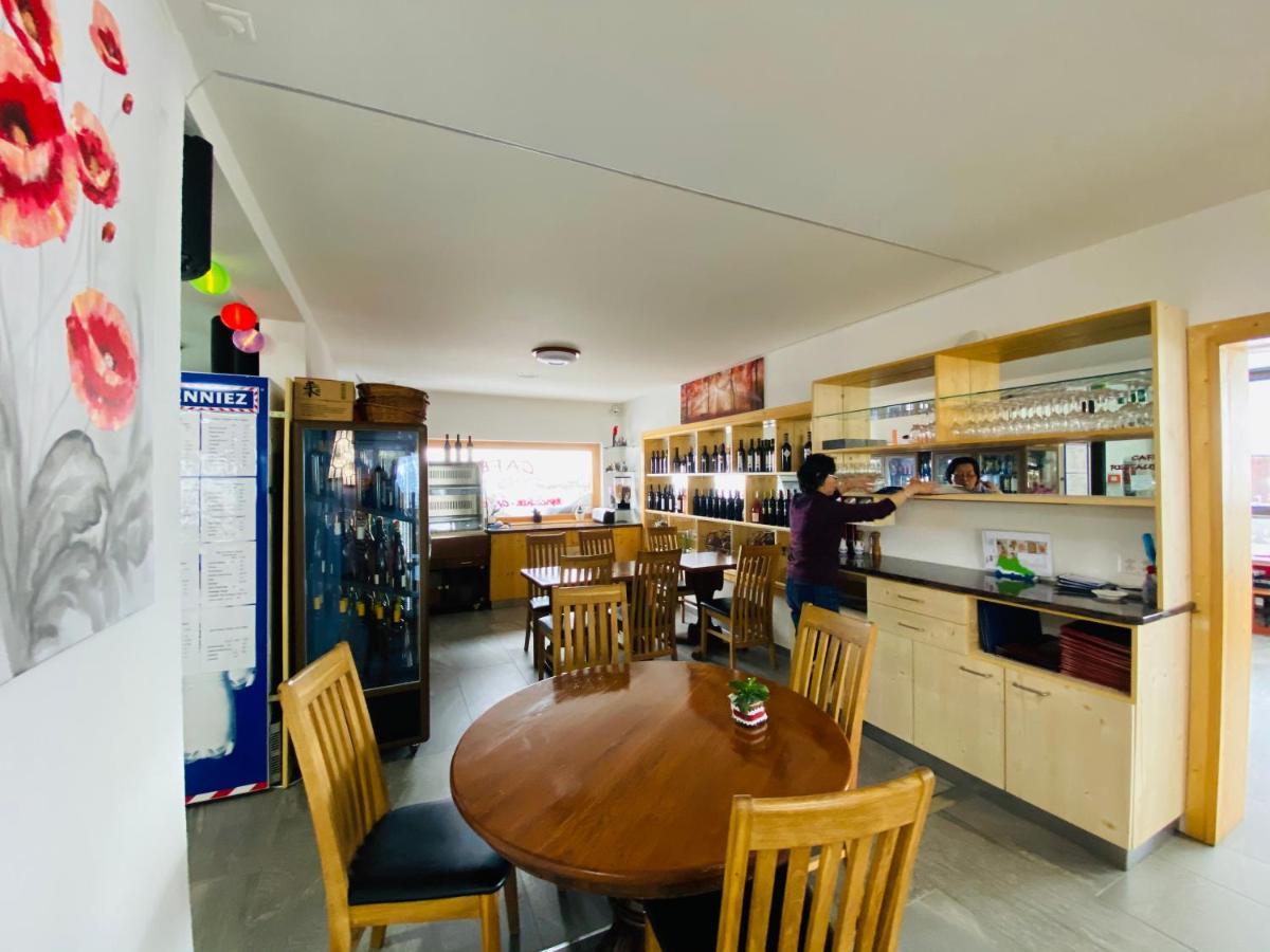 Qi-Lin Hotel Restaurant Ayer 外观 照片