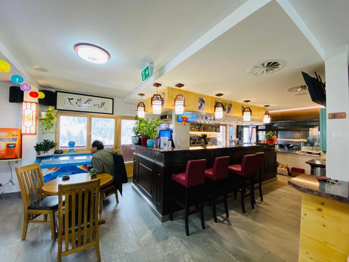 Qi-Lin Hotel Restaurant Ayer 外观 照片